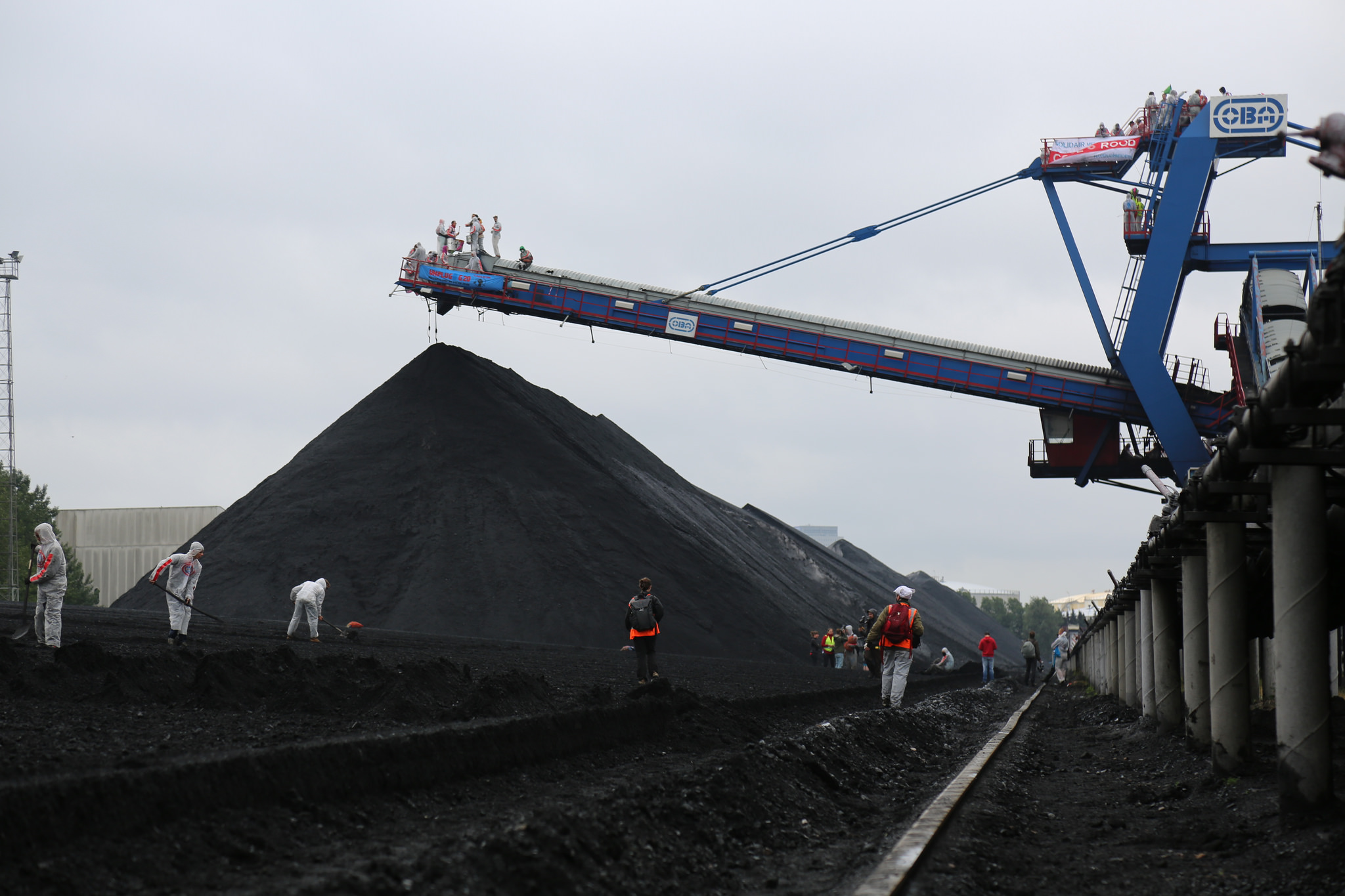 Image credit: Code Rood action at the OBA Coal Terminal in Amsterdam, CC BY-SA 2.0 (https://creativecommons.org/licenses/by-sa/2.0/)